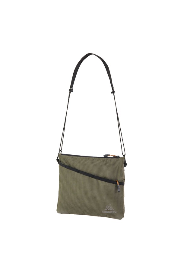 사코슈 AL - KHAKI (HQ494008) 크로스백은 산책룩, 여행룩에 어울리는 캐주얼, 미니멀, 시티보이 스타일의 남성용 가방입니다. 카키 컬러의 무지 디자인으로, 다양한 스타일에 매치하기 용이합니다. 가볍고 편안하게 착용할 수 있어 데일리백으로 활용하기 좋습니다. 심플한 디자인으로 유행을 타지 않고 오랫동안 사용할 수 있습니다.
