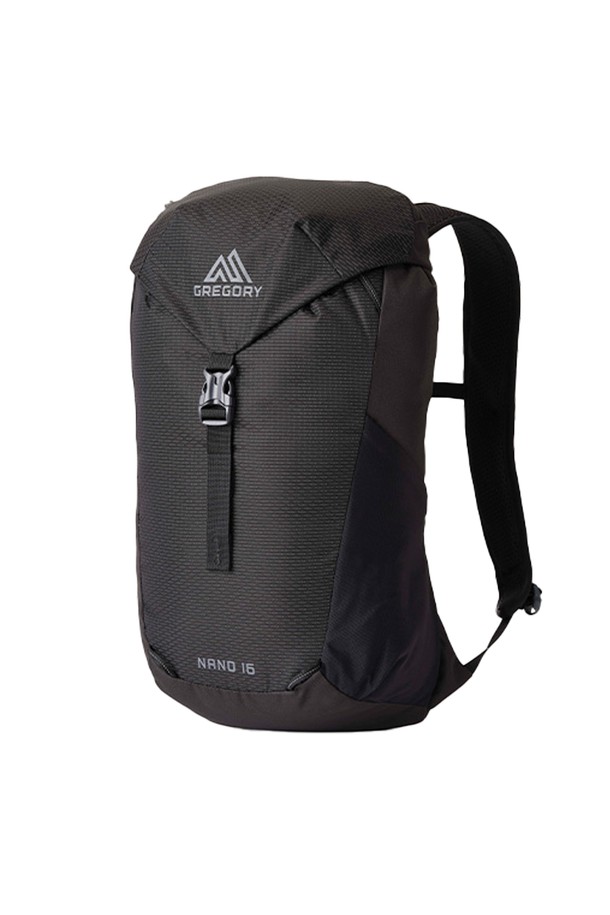 그레고리 나노16 - OPTIC BLACK(옵틱 블랙) 가벼운 등산 배낭은 가볍고 실용적인 당일 산행 가방입니다. 16L 용량으로, 나일론과 폴리에스테르 소재를 사용하여 내구성을 높였습니다. 블랙 컬러의 무지 디자인에 버클 및 메쉬 포켓 디테일이 돋보이며, 경량, 사이즈 조절, 손잡이 기능을 제공합니다. 상단 지퍼 포켓, 메인 수납공간, 양쪽 메쉬 포켓, 전면 반사 루프를 갖춘 사각 형태의 가방으로, 지퍼형과 버클형 잠금 방식으로 안전하게 소지품을 보관할 수 있습니다. 하이킹, 여행, 일상생활에서 캐주얼, 고프코어, 미니멀 스타일을 연출하기에 적합합니다.
