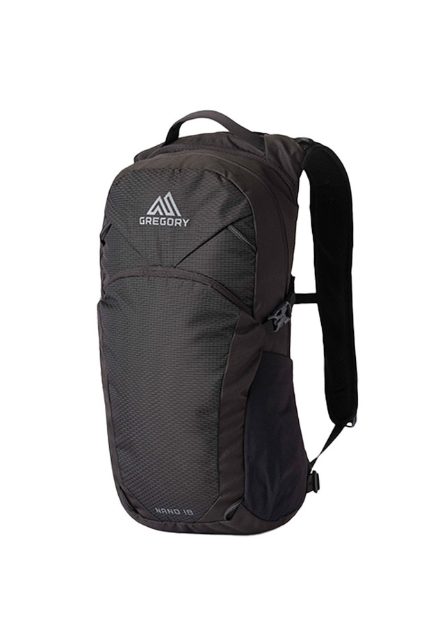 그레고리 나노 18 - 옵틱 블랙 가벼운 등산 배낭은 가볍고 실용적인 당일 산행을 위한 최적의 선택입니다. 블랙 색상의 무지 디자인으로, 18L 용량의 미디엄 사이즈 등산 배낭입니다. 나일론과 폴리에스테르 소재로 제작되어 내구성이 뛰어나며, 경량 설계와 통기 기능을 갖춰 쾌적한 착용감을 제공합니다. 지퍼형 및 버클형 잠금 방식으로 내용물을 안전하게 보관하며, 메쉬 사이드 포켓, 상단 오프닝, 압축 스트랩 등의 특징으로 수납 편의성을 높였습니다. 하이킹, 일상, 여행 등 다양한 용도로 활용 가능하며, 고프코어, 미니멀, 캐주얼 스타일을 모두 소화하는 다재다능한 가방입니다.
