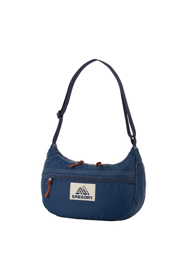 그레고리 사첼S V2 숄더백은 딥 씨 블루와 라군 블루 컬러의 조화가 돋보이는 여성용 숄더백입니다. 가볍고 튼튼한 나일론 소재로 제작되었으며, 가죽 지퍼 손잡이로 포인트를 더했습니다. YKK 지퍼, 조절 가능한 숄더 스트랩, 총 4개의 포켓(뒷면 슬립 포켓, 전면 지퍼 포켓, 내부 메쉬 포켓 포함)과 넉넉한 수납공간을 제공합니다. 데일리 및 여행룩, 휴가룩에 모두 잘 어울리며, 항균 기능으로 위생적인 사용이 가능합니다. 미니멀, 캐주얼, 클래식 스타일을 즐기는 분들께 추천하며, 짧은 여행 시 서브백으로 활용하기에도 좋습니다.
