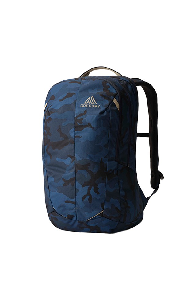 레트나 28 백팩 - DUSK CAMO는 28L 용량의 미디엄 사이즈 백팩으로, 폴리에스테르와 나일론 소재로 제작되어 내구성을 높였습니다. DUSK CAMO 패턴과 사각 형태, 메쉬 패널, 패딩 구조, 반사 루프 등의 디자인 디테일이 특징이며, 노트북 수납, 통기, 사이즈 조절, 경량 기능으로 일상 및 하이킹, 여행룩, 캐주얼, 고프코어, 스포티 스타일을 소화합니다. 고밀도 폼 백패널, 에어메쉬 패딩 숄더 하네스, 다양한 수납공간을 갖춰 실용성을 더했습니다.
