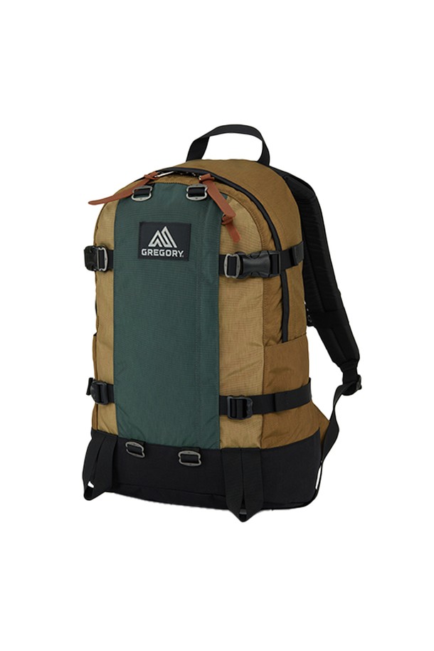 올데이 V2.1 - LOG CABIN KHAKI (09JT3243)는 남성용 백팩으로, 미디엄 사이즈의 카키색 무지 디자인이 특징입니다. 방수 및 통기 기능, 경량 나일론 소재, 버클 및 가죽 지퍼풀 디테일로 캐주얼, 미니멀, 고프코어 스타일을 연출하며 여행룩에 적합합니다. 상단 손잡이, 측면 압축 스트랩, EVA 폼 어깨 하네스, 다양한 수납 공간(노트북/태블릿, 내부 메쉬 지퍼 포켓, 전면 지퍼 포켓, 양쪽 물병 포켓 등)과 숨겨지는 힙벨트 등 실용적인 기능으로 일상, 여행, 하이킹 등 다용도로 활용 가능합니다.
