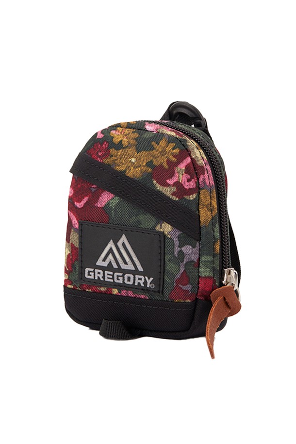 미니 데이팩 파우치 - GARDEN TAPESTRY (07J12310)는 플라워 패턴의 나일론 소재로 제작되어 캐주얼, 미니멀, 걸리시 스타일을 연출합니다. 블랙, 핑크, 브라운 컬러로 출시되었으며, 가죽 디테일과 카라비너 장식이 돋보이는 사각 디자인의 파우치입니다. 데이팩 디자인을 기반으로 외부 포켓 1개와 내부 키 고리가 있어 동네 마실룩, 데이트룩에 유용하게 사용 가능하며, 높은 내구성을 자랑합니다.
