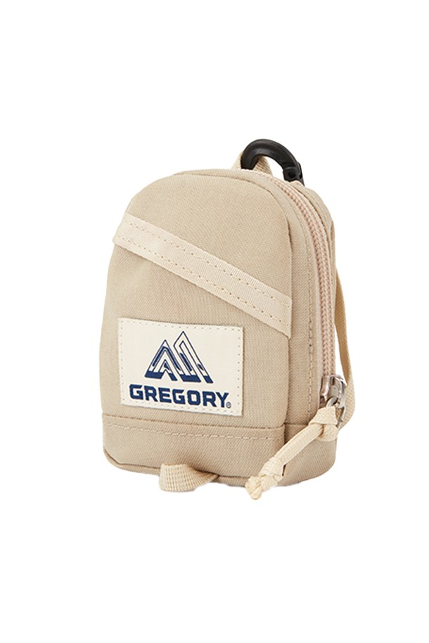 미니 데이팩 파우치 - SAND BEIGE (07JA8310)는 나일론 소재의 샌드베이지 색상 파우치입니다. 캐주얼하고 미니멀한 스타일로, 일상 및 아웃도어 활동 모두에 적합하며, 동네 마실룩이나 산책룩에 잘 어울립니다. 사각 모양에 가죽 풀탭과 카라비너 디자인 장식이 더해졌으며, 외부 포켓 1개와 내부 키 고리가 있어 실용성을 높였습니다.
