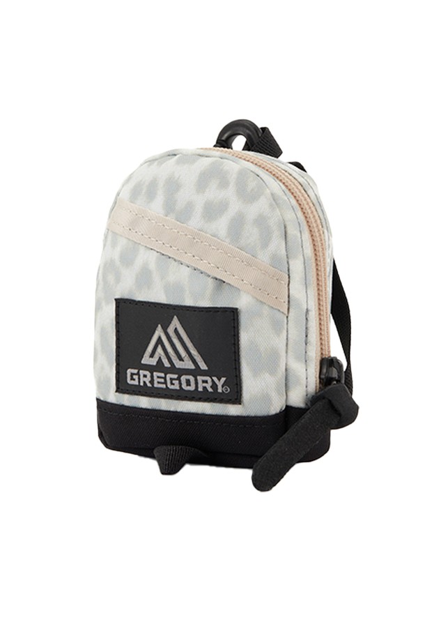 미니 데이팩 파우치 - SNOW LEOPARD (07JS7310)는 가볍고 수납력이 뛰어난 여성용 파우치입니다. 나일론 소재의 사각 모양에 스노우 레오파드 패턴이 돋보이며, 가죽 풀탭과 카라비너 디자인 장식으로 포인트를 더했습니다. 일상 및 아웃도어 활동에 적합하며, 키홀더 포켓과 외부 포켓 1개, 지퍼형 잠금 방식으로 실용성을 높였습니다.
