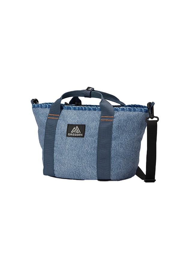 보트 토트 S - BLUE DENIM (08JT5423)는 여성용 토트백으로, 데님 소재 특유의 시원하고 캐주얼한 분위기를 연출합니다. 스몰 사이즈에 사각형 디자인, 가죽 지퍼풀 디테일, 숄더 스트랩, 수납 포켓, 메쉬 내부 포켓, 외부 백 포켓 등을 갖춰 실용성을 높였습니다. 일상 및 라이프스타일에 적합하며, 여행룩, 쇼핑룩 등 다양한 TPO에 미니멀, 캐주얼, 클래식 스타일로 활용하기 좋습니다.
