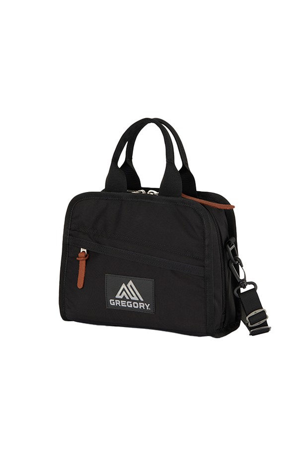 세련된 디자인의 패팃 블랙 토트백은 여성 고객을 위한 미디엄 사이즈 가방입니다. 나일론 소재에 가죽 디테일로 포인트를 주었으며, 19 x 25.5 x 10 cm 크기로 넉넉한 수납력을 자랑합니다. 탈부착 가능한 숄더 스트랩, 다양한 내부/외부 포켓, 지퍼 잠금 방식 등의 실용적인 기능으로 일상 및 여행 시 유용하게 사용 가능합니다.
