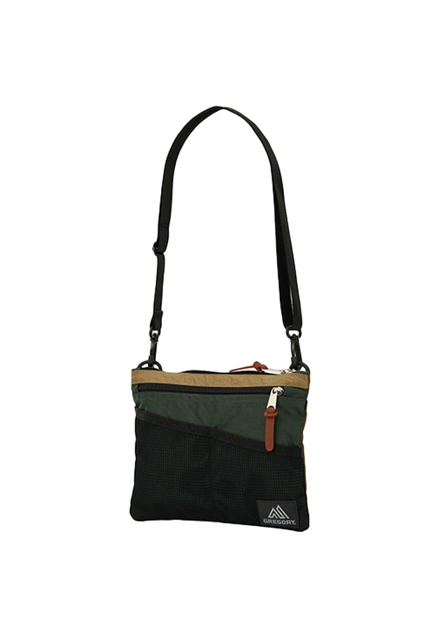 사코슈M - LOG CABIN KHAKI (07JT3163)는 여행룩, 산책룩, 캐주얼, 미니멀, 고프코어 스타일에 잘 어울리는 여성용 가방입니다. 카키색상의 무지 디자인에 메쉬 디테일이 돋보이며, 7.5L 용량으로 수납력을 높였습니다. 탈부착 및 조절 가능한 스트랩, 외부 및 메쉬 포켓, 버튼형 잠금 방식으로 편리함을 더했으며, 카드와 동전 수납이 가능해 일상 및 여행 시 유용하게 활용할 수 있습니다.
