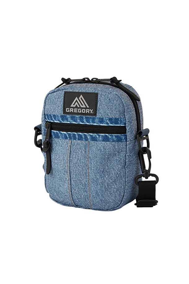 블루 데님 컬러의 퀵포켓 M (08JT5127) 크로스백입니다. 나일론 소재의 미디엄 사이즈 사각 가방으로, 앞면 지퍼 수납공간과 뒷면 스냅 버튼, 탈부착 및 길이 조절 가능한 기능이 특징입니다. 슬림백, 토트백 등 다용도로 착용 가능하며, 미니멀하고 캐주얼한 스타일에 잘 어울립니다.
