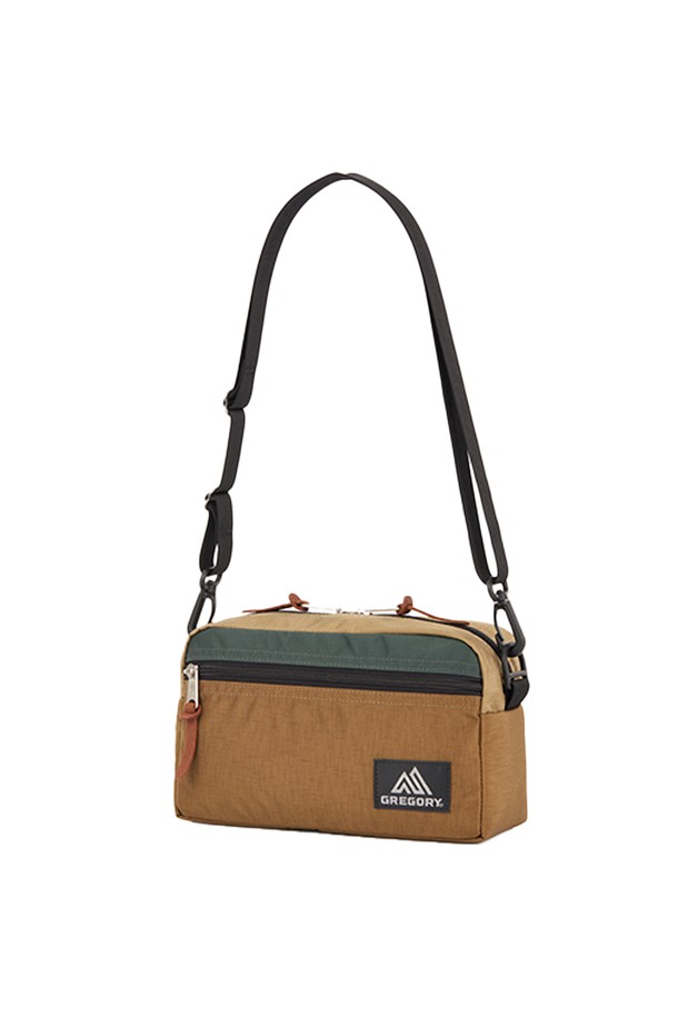 세련된 디자인과 실용성을 겸비한 패디드 숄더 파우치 M - LOG CABIN KHAKI (08JT3112) 입니다. 부드러운 나일론 소재에 패딩 디테일을 더해 포근한 느낌을 주며, 카키 컬러와 사각 쉐입으로 미니멀하고 캐주얼, 고프코어 스타일을 연출하기 좋습니다. 탈부착 가능한 어깨끈과 2개의 포켓(외부 1개, 내부 1개), 전자기기 수납이 가능한 넉넉한 수납공간으로 여행룩 뿐만 아니라 일상에서도 활용도가 높은 크로스백입니다.
