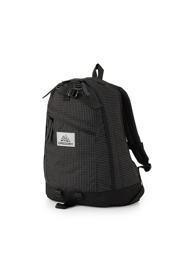 미니멀한 디자인과 뛰어난 수납력을 갖춘 데이팩 REFLECTIVE RIPSTOP 26L 백팩은 일상, 하이킹, 여행 등 다용도로 활용하기 좋은 남성용 백팩입니다. 26L의 넉넉한 사이즈에 노트북 수납, 생활 방수, 경량 기능, 티어드롭 형태 디자인, EVA폼 숄더 하네스, 가죽 지퍼풀 등의 특징을 더해 실용성과 스타일을 모두 잡았습니다. 블랙 색상의 무지 패턴으로 어떤 룩에도 잘 어울리며, 조절 가능한 체스트 스트랩, 트레킹폴 부착 스트랩, 숨김 가능한 로드밸런싱 벨트 등 다양한 기능으로 편안한 착용감을 제공합니다.
