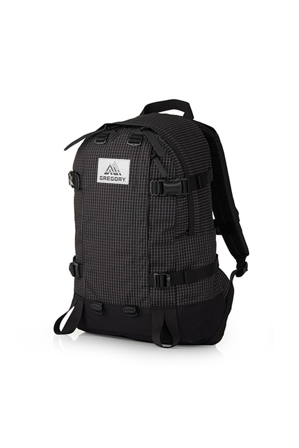 올데이 V2.1 - REFLECTIVE RIPSTOP 22L 백팩은 남성을 위한 미디엄 사이즈 백팩으로, 일상, 여행, 하이킹 등 다양한 용도로 활용 가능합니다. 블랙 컬러의 무지 디자인에 버클과 지퍼 디테일이 돋보이며, YKK 지퍼, EVA 폼 숄더 하네스, 노트북 수납, 물병 포켓, 압축 스트랩, 가슴 스트랩, 힙벨트 등 실용적인 기능들을 갖추었습니다. 방수 기능과 함께 사각 형태의 백팩으로, 캐주얼, 미니멀, 고프코어 스타일의 여행룩에 잘 어울립니다.
