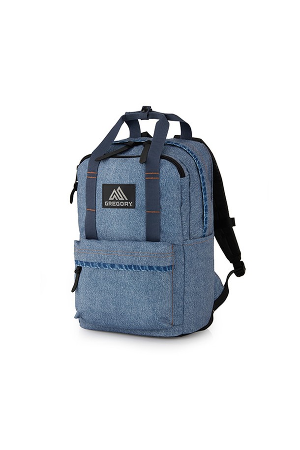 이지피지데이 BLUE DENIM 18L 백팩은 여성 전용 디자인으로, 캐주얼, 미니멀, 스포티한 스타일을 연출하기 좋습니다. 18L 미디엄 사이즈의 블루 데님 백팩으로, 6개의 포켓과 내부 노트북/서류 슬리브, 양쪽 물병 포켓, 전면 지퍼 포켓 등의 실용적인 기능과 가죽 지퍼풀, EVA폼 하네스 디테일이 돋보입니다. 일상 및 아웃도어 활동, 특히 여행룩에 적합하며, 사이즈 조절 및 손잡이 기능을 갖춰 편리하게 사용 가능합니다.
