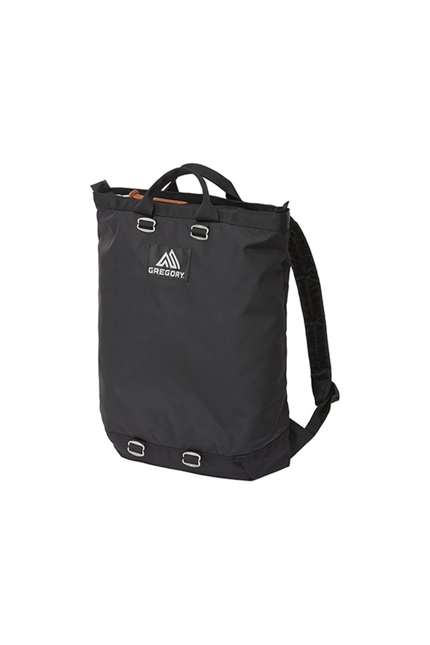 플래시 데이 백팩 - BLACK 16L (09J29150)는 미니멀, 캐주얼, 클래식 스타일을 추구하는 여성들을 위한 백팩입니다. 16L의 미디엄 사이즈로, 출근룩과 여행룩에 모두 잘 어울리는 활용성을 자랑합니다. 내구성이 뛰어난 블랙 나일론 소재에 무지 디자인으로 제작되었으며, A4 사이즈 수납이 가능하여 실용적입니다. 내부 수납공간, 패딩 어깨끈, 보강된 바닥, 그리고 노트북 수납 기능과 손잡이 디테일까지 갖춰 편안함과 기능성을 더했습니다. 지퍼형 잠금 방식으로 소지품을 안전하게 보호하며, 데일리 백팩으로 손색없는 아이템입니다.
