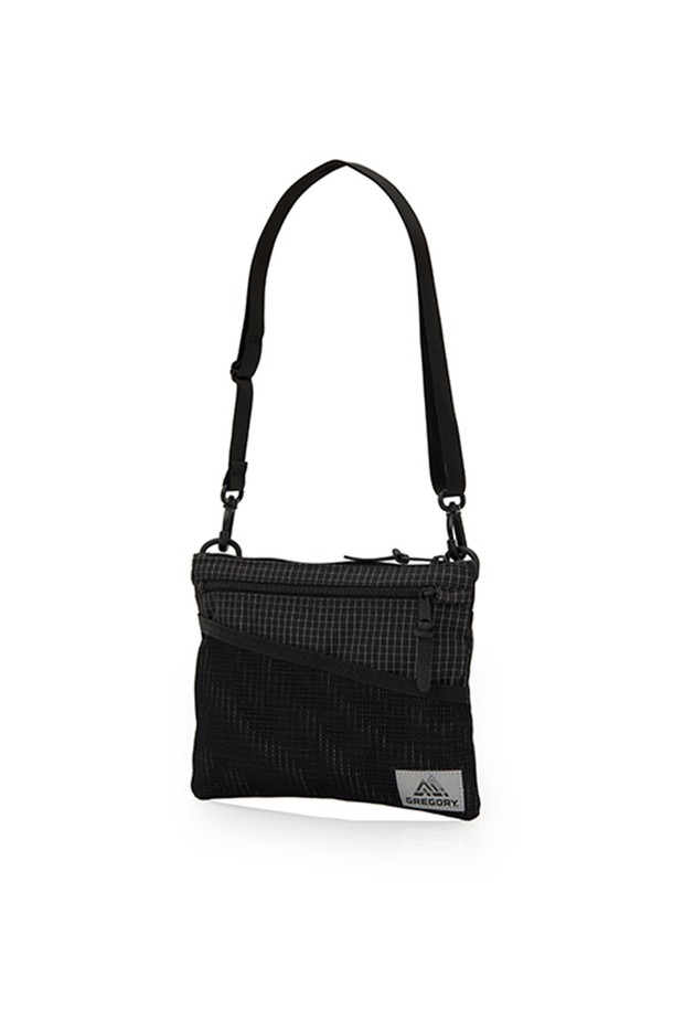 사코슈M - REFLECTIVE RIPSTOP은 미디엄 사이즈의 블랙 컬러 나일론 소재 사코슈입니다. 외부 메쉬 포켓 3개와 버튼 잠금 포켓, 조절 및 탈부착 가능한 숄더 스트랩으로 실용성을 높였으며, 사각 형태의 디자인으로 캐주얼, 미니멀, 시티보이 스타일을 연출하기 좋습니다. 일상 및 아웃도어 활동, 여행룩에 적합하며, 글로벌 평생 보증과 정품 인증서를 제공합니다.
