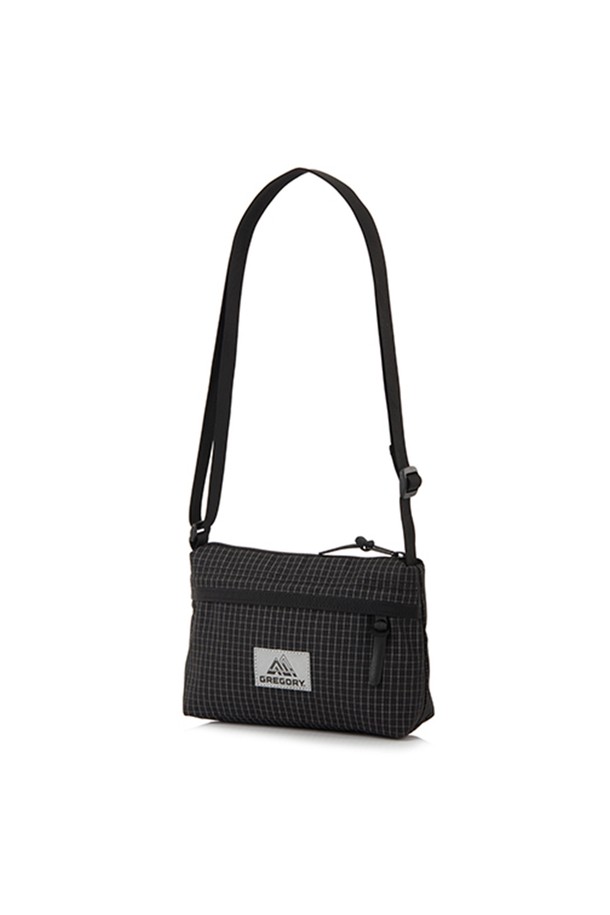 세련된 디자인과 실용성을 겸비한 남성용 엔벨롭 숄더백입니다. REFLECTIVE RIPSTOP 소재로 제작되어 아웃도어 활동은 물론 일상에서도 스타일리시하게 연출할 수 있으며, 여행룩에 잘 어울립니다. 사각 모양에 가죽 풀러 장식으로 포인트를 더했으며, 지퍼형 메인 수납부, 전면 지퍼 포켓, 메쉬 포켓, 외부 및 내부에 각각 1개의 포켓이 있어 수납력을 높였습니다.
