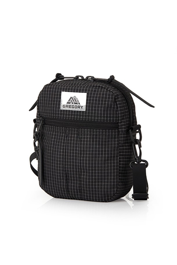 **퀵포켓 L - REFLECTIVE RIPSTOP 크로스백 (08JT1313)**은 미니멀, 캐주얼, 시크 스타일을 추구하는 남성을 위한 블랙 컬러의 크로스백입니다. 튼튼한 나일론 소재의 사각 디자인으로, 조절 가능한 숄더 스트랩과 전면 지퍼 포켓, 후면 스냅 버튼 스트랩, 그리고 다양한 수납 포켓을 갖춰 출근룩과 여행룩에 실용성을 더합니다. 컴팩트한 사이즈에 지퍼형 및 스냅형 잠금 방식으로 소지품을 안전하게 보관할 수 있는 데일리 크로스백입니다.
