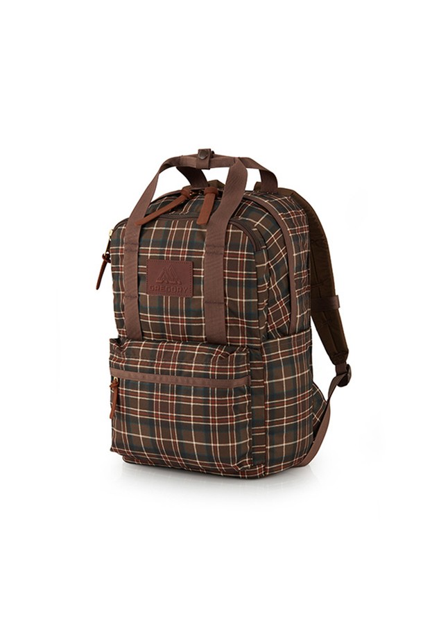 이지피지데이 - WOODLAND PLAID (우드랜드 플래드) 18L 백팩 (09JT2168)은 여성용 미디엄 사이즈 백팩입니다. 브라운과 체크 패턴의 나일론 소재로 제작되었으며, 가죽 지퍼풀 디자인으로 포인트를 더했습니다. 18L 용량으로 노트북 수납, 생수병 수납이 가능하며, 사이즈 조절과 경량 기능을 갖춰 일상 및 여행에 적합합니다. 사각형 모양에 상단 손잡이, EVA 폼 하네스, 조절 가능한 가슴 스트랩, 양쪽 물병 포켓, 전면 지퍼 포켓, 보강된 바닥 등 다양한 특징을 갖추고 있습니다. 여행룩, 가을 나들이룩에 캐주얼, 미니멀, 클래식 스타일로 연출하기 좋습니다.
