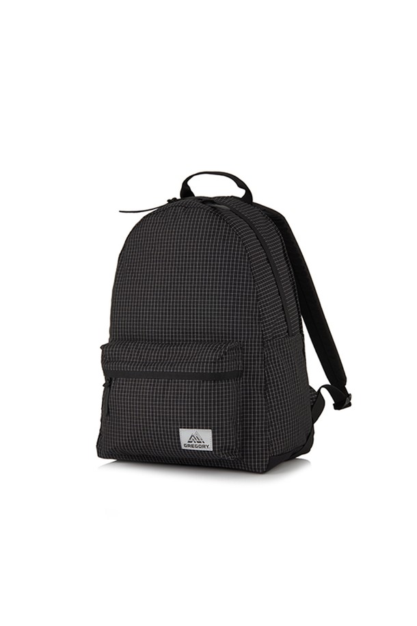 릴렉스데이 백팩 - REFLECTIVE RIPSTOP (09JT1452) 21L은 미니멀, 캐주얼, 시티보이 스타일을 추구하는 남성을 위한 가방입니다. 립스탑(RIPSTOP) 패턴의 반사 소재, 21L의 넉넉한 수납공간, 사각형 디자인이 특징입니다. 가죽 풀러와 하네스 하단 삼각형 패턴으로 포인트를 주었으며, 노트북 수납, 물병 포켓, 키 홀더 등의 실용적인 기능을 갖췄습니다. 내부 메쉬 포켓과 4개의 포켓, 편안한 착용감으로 일상생활에 유용하게 사용 가능하며 지퍼형 잠금 방식으로 내용물을 안전하게 보호합니다.
