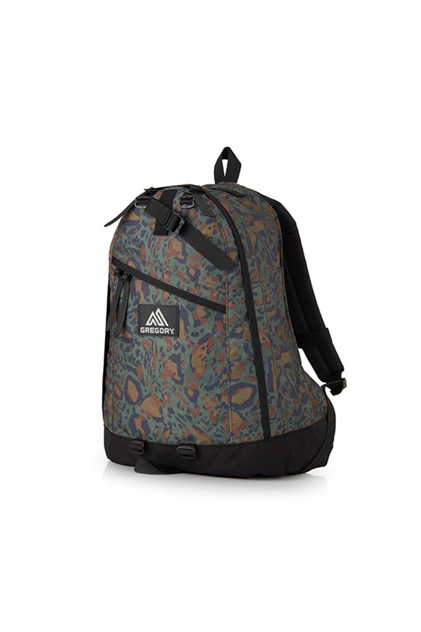 "데이팩 - 밀리터리 레오파드 (09JS8024) 26L 백팩"은 남성용 백팩으로, 밀리터리 및 레오파드 패턴이 돋보이는 디자인입니다. 26L 용량의 미디엄 사이즈 백팩으로, 튼튼한 나일론 소재와 가죽 지퍼풀 디테일이 특징입니다. EVA 폼 어깨 하네스, 조절 가능한 가슴 스트랩, 트레킹 어태치먼트 스트랩, 메쉬 지퍼 포켓, 노트북 및 문서 수납공간 등 다양한 기능성을 갖추었습니다. 일상 및 하이킹 용도로 적합하며, 캐주얼, 고프코어, 스트리트 스타일을 연출하기 좋습니다. 사각형 모양의 백팩으로, 넉넉한 수납 공간과 스타일리시한 디자인을 동시에 잡았습니다.
