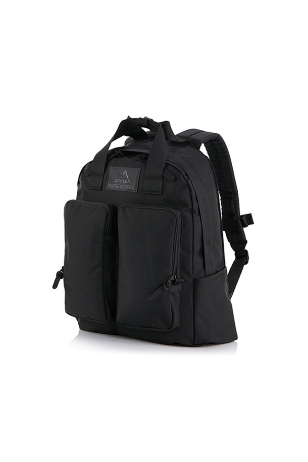 트윈 포켓 백팩 BLACK BALLISTIC (09J09379) 18L는 미니멀하고 캐주얼한 스타일을 추구하는 여성들을 위한 18L 용량의 백팩입니다. 튼튼한 나일론 소재와 가죽 풀탭 디자인으로 제작되었으며, 사각형 모양에 블랙 컬러로 시크함을 더했습니다. 노트북 수납, 생활 방수 기능을 갖추고 있으며, 사이즈 조절과 손잡이, EVA 어깨 하네스, 탈부착 가능한 가슴 스트랩을 제공하여 편안한 착용감을 선사합니다. 전면 지퍼 포켓 2개, 내부 슬리브 포켓, 측면 물병 포켓을 포함한 총 5개의 포켓으로 수납력을 높였으며, 일상과 여행 모두에 적합한 활용도를 자랑합니다.
