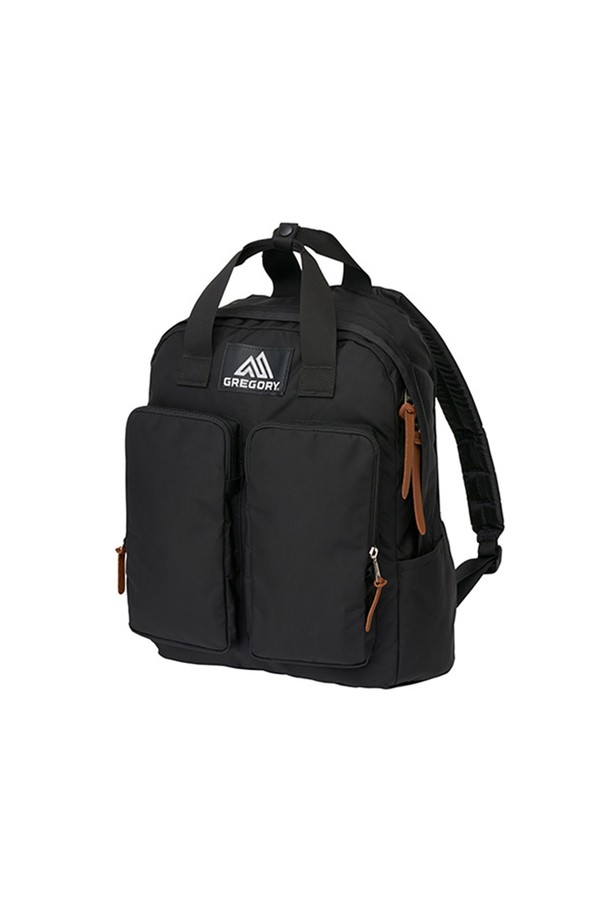 블랙 색상의 트윈 포켓 백팩(18L)입니다. 가볍고 튼튼한 나일론 소재로 제작되었으며, 미니멀하고 캐주얼한 스타일을 연출합니다. 18L의 넉넉한 수납공간과 사각 형태의 디자인으로, 노트북 수납과 물병 수납이 가능합니다. EVA 패딩 하네스, 조절 가능한 가슴 스트랩으로 편안한 착용감을 제공하며, 전면 지퍼 포켓 2개, 내부 슬리브 포켓, 측면 물병 포켓 등 총 5개의 포켓으로 수납력을 높였습니다. 여행룩에 잘 어울리는 실용적인 백팩입니다.
