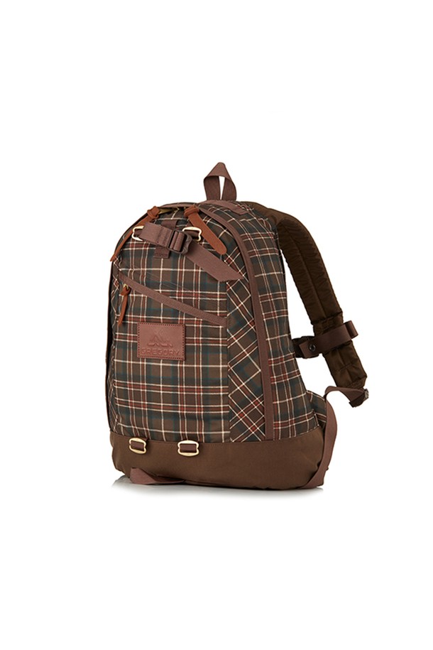 파인데이 V2 백팩 - WOODLAND PLAID (09JT2285) 18L은 우드랜드 플라이드 패턴의 여성용 백팩입니다. 브라운과 베이지 컬러 조합의 18L 미디엄 사이즈 백팩으로, 폴리에스테르 소재를 사용하여 제작되었습니다. 가죽 지퍼풀과 패치가 디자인 포인트로, 노트북 수납, 메쉬 포켓, 가슴 스트랩, 상단 손잡이 등 실용적인 기능성을 갖췄습니다. 여성 체형에 맞춘 숄더 하네스와 EVA 폼 숄더 하네스로 편안한 착용감을 제공하며, 사각형 디자인에 외부 포켓 2개, 내부 포켓 2개, 메쉬 포켓이 있어 수납력을 높였습니다. 캐주얼, 미니멀, 클래식 스타일을 아우르며 일상 및 아웃도어 활동에 적합한 지퍼형 가방입니다.
