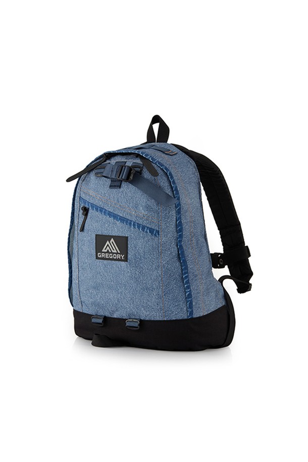 파인데이 V2 백팩 - BLUE DENIM (09JT5285) 18L은 여성 고객을 위해 디자인된 미디엄 사이즈 백팩입니다. 시그니처 데이팩 디자인에 여성 체형에 맞춘 설계로 편안한 착용감을 제공하며, 캐주얼, 미니멀, 스포티 스타일을 연출하기 좋습니다. 18L의 넉넉한 수납공간은 노트북, 태블릿, 문서를 안전하게 보관하며, 가죽 지퍼풀과 EVA폼 숄더 하네스 디테일이 돋보입니다. 블루 데님 컬러의 무지 디자인은 여행룩과 휴가룩에 잘 어울리며, YKK #10 지퍼, 메쉬 지퍼 포켓, 가슴 스트랩, 전면 지퍼 포켓, 보강된 바닥 등 실용적인 기능들을 갖추었습니다.
