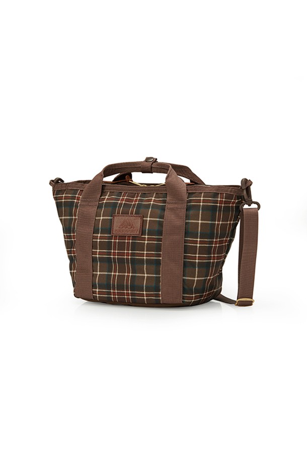 보트 토트S - WOODLAND PLAID (08JT2423) 7L 토트백은 브라운과 그린 컬러의 우드랜드 체크 패턴이 돋보이는 여성 토트백입니다. 가볍고 튼튼한 나일론 소재로 제작되었으며, 스몰 사이즈로 일상생활에서 활용하기 좋습니다. 가죽 지퍼풀 장식과 7L의 넉넉한 수납공간, 어깨끈 조절 기능, 토트백/숄더백 겸용 디자인으로 실용성을 더했습니다. 내부 메쉬 포켓과 백 오픈 포켓, 패딩 바닥으로 소지품을 안전하게 보호하며, 지퍼형 잠금 방식으로 내용물을 안전하게 보관할 수 있습니다. 클래식, 캐주얼, 미니멀 스타일을 즐기는 여성에게 추천하는 데일리 토트백입니다.
