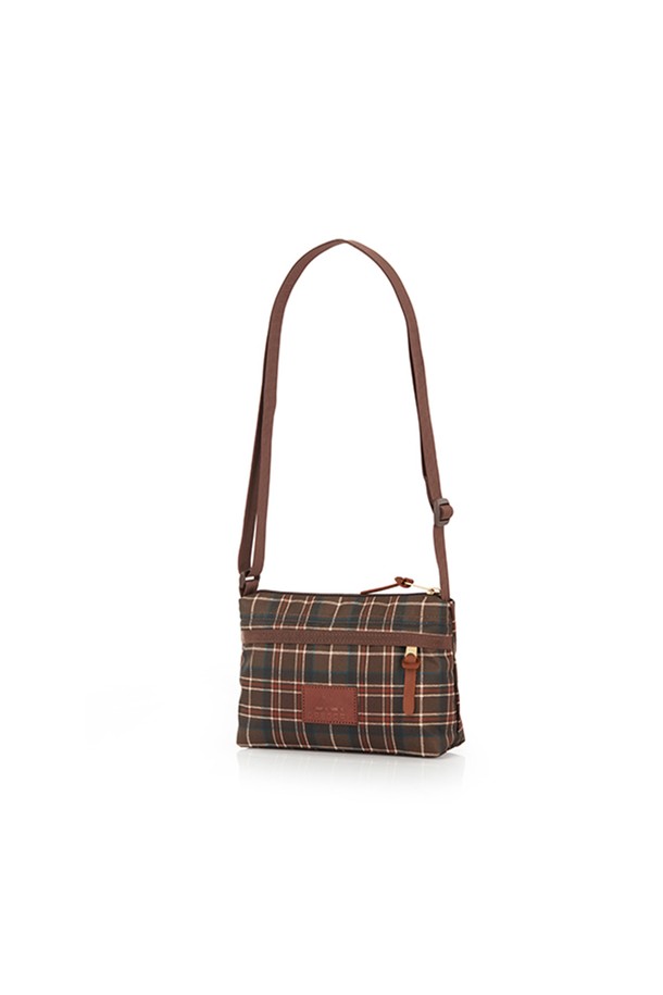 "엔벨롭 숄더백 - 우드랜드 플라이드 (08JT2305) 1L"은 여성용 숄더백으로, 체크 패턴의 나일론 소재로 제작되어 클래식, 캐주얼, 미니멀 스타일을 연출합니다. 가죽 디테일이 돋보이며, 미디엄 사이즈의 사각 쉐입으로 쇼핑룩, 데이트룩에 잘 어울립니다. 지퍼형 잠금 방식과 조절 가능한 스트랩으로 실용성을 더했으며, 메인 수납공간, 외부 지퍼 포켓 1개, 내부 포켓 1개로 구성되어 있습니다. 일상생활에서 편리하게 사용할 수 있는 디자인입니다.
