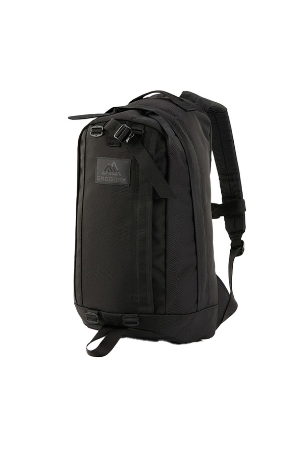 그레고리 하프데이V2 백팩 - 블랙 발리스틱은 미니멀, 캐주얼, 시크 스타일을 추구하는 여성분들을 위한 가방입니다. 튼튼한 나일론 소재와 사각 형태의 디자인으로 제작되었으며, 항균 기능과 손잡이가 있어 실용성을 높였습니다. 일상 및 자전거 이용에 적합하며, 출근룩에도 잘 어울리는 디자인입니다. 지퍼형 잠금 방식으로 소지품을 안전하게 보관할 수 있으며, 하프데이 사이즈와 발리스틱 소재를 사용하여 내구성을 강화했습니다.
