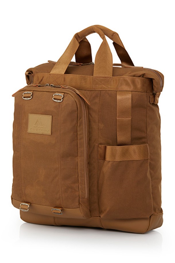 그레고리 쿼리 프리미엄 헬멧백 - 브라스(UE516002)는 남성용 가방으로, 여행룩과 출근룩에 모두 잘 어울리는 캐주얼, 미니멀, 시티보이 스타일의 헬멧백입니다. 브라스(BRASS) 색상의 나일론 소재를 사용하여 튼튼하며, 중간 사이즈로 실용적인 수납 공간을 제공합니다. 무지 패턴에 버클 디자인이 특징이며, 지퍼형 잠금 방식으로 내용물을 안전하게 보관할 수 있습니다. 헬멧 수납이 가능하며, 넉넉한 수납공간은 일상 및 여행 시 편리하게 사용할 수 있습니다.
