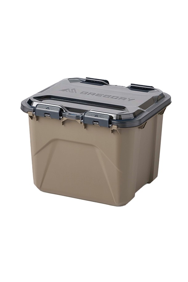 그레고리 알파카 캠프박스50 - 미라지 탄(MIRAGE TAN) 색상의 캠핑 수납 정리함입니다. PP(폴리프로필렌)와 폴리카보네이트 소재로 제작되었으며, 캠핑 및 수납, 정리에 최적화된 대형 사이즈입니다. IP65 방수/방진 등급을 갖춰 외부 환경으로부터 내용물을 안전하게 보호하며, 적재 가능한 디자인으로 공간 활용도를 높였습니다. 투명 폴리카보네이트 뚜껑과 측면 손잡이, 래치형 잠금 방식이 특징이며, 상단 배수 설계와 50% 재활용 소재를 사용하여 실용성과 친환경성을 모두 갖췄습니다.
