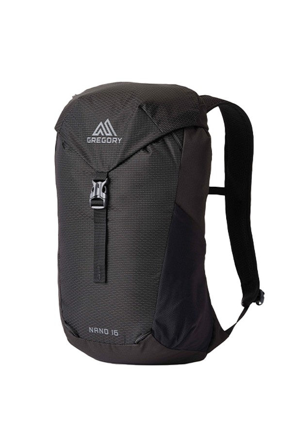 그레고리 나노16 - OPTIC BLACK(옵틱 블랙) 가벼운 등산 배낭은 가볍고 실용적인 당일 산행 가방입니다. 16L 용량으로, 나일론과 폴리에스테르 소재를 사용하여 내구성을 높였습니다. 블랙 컬러의 무지 디자인에 버클 및 메쉬 포켓 디테일이 돋보이며, 경량, 사이즈 조절, 손잡이 기능을 제공합니다. 상단 지퍼 포켓, 메인 수납공간, 양쪽 메쉬 포켓, 전면 반사 루프를 갖춘 사각 형태의 가방으로, 지퍼형과 버클형 잠금 방식으로 안전하게 소지품을 보관할 수 있습니다. 하이킹, 여행, 일상생활에서 캐주얼, 고프코어, 미니멀 스타일을 연출하기에 적합합니다.
