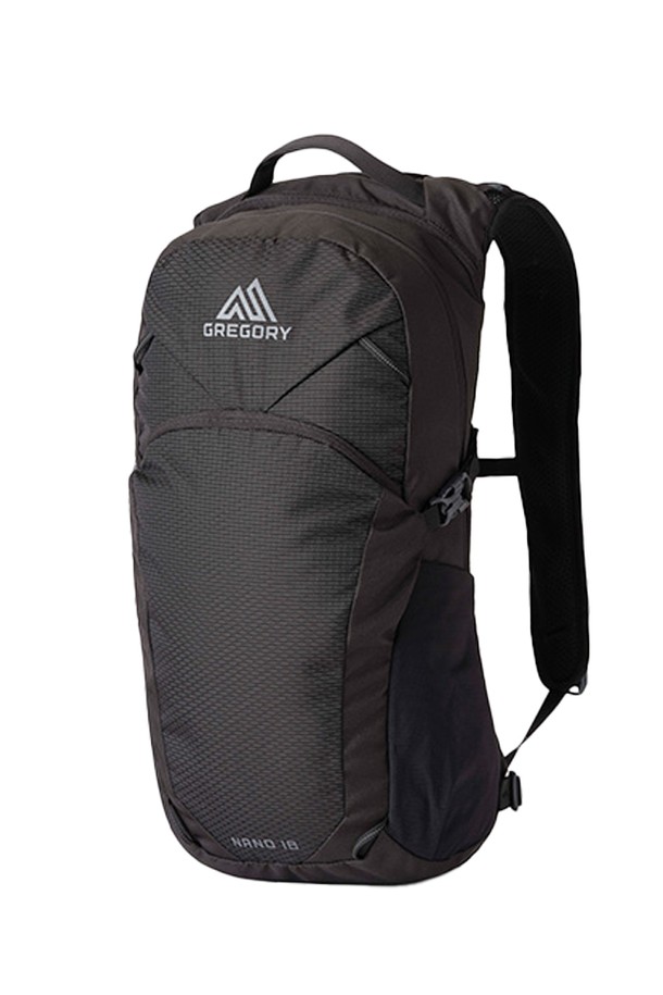 그레고리 나노 18 - 옵틱 블랙 가벼운 등산 배낭은 가볍고 실용적인 당일 산행을 위한 최적의 선택입니다. 블랙 색상의 무지 디자인으로, 18L 용량의 미디엄 사이즈 등산 배낭입니다. 나일론과 폴리에스테르 소재로 제작되어 내구성이 뛰어나며, 경량 설계와 통기 기능을 갖춰 쾌적한 착용감을 제공합니다. 지퍼형 및 버클형 잠금 방식으로 내용물을 안전하게 보관하며, 메쉬 사이드 포켓, 상단 오프닝, 압축 스트랩 등의 특징으로 수납 편의성을 높였습니다. 하이킹, 일상, 여행 등 다양한 용도로 활용 가능하며, 고프코어, 미니멀, 캐주얼 스타일을 모두 소화하는 다재다능한 가방입니다.

