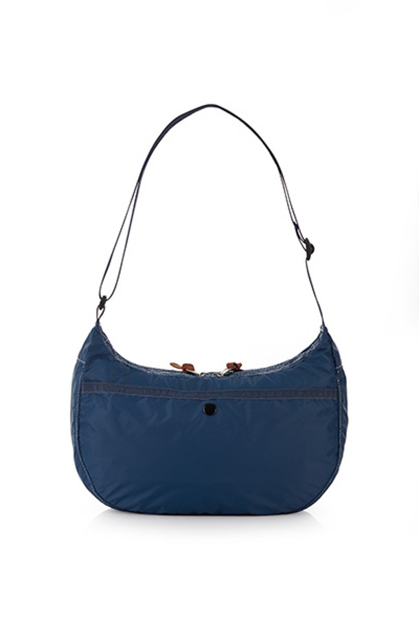 그레고리 사첼S V2 숄더백은 딥 씨 블루와 라군 블루 컬러의 조화가 돋보이는 여성용 숄더백입니다. 가볍고 튼튼한 나일론 소재로 제작되었으며, 가죽 지퍼 손잡이로 포인트를 더했습니다. YKK 지퍼, 조절 가능한 숄더 스트랩, 총 4개의 포켓(뒷면 슬립 포켓, 전면 지퍼 포켓, 내부 메쉬 포켓 포함)과 넉넉한 수납공간을 제공합니다. 데일리 및 여행룩, 휴가룩에 모두 잘 어울리며, 항균 기능으로 위생적인 사용이 가능합니다. 미니멀, 캐주얼, 클래식 스타일을 즐기는 분들께 추천하며, 짧은 여행 시 서브백으로 활용하기에도 좋습니다.
