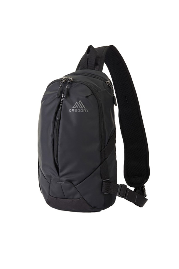 그레고리 스케치8 RF 슬링백 - 유니버스 블랙 (27J89034)는 일상, 스포츠, 여행에 적합한 가방입니다. 미디엄 사이즈의 블랙 컬러 폴리에스터/나일론 혼방 소재로 제작되었으며, 슬림 백팩 디자인과 사각형 모양이 특징입니다. 방수 및 경량 기능으로 실용성을 높였으며, 전면 지퍼 포켓, 다용도 하네스 포켓, 조절 가능한 하네스, 좌/우 위치 조절 기능을 갖추었습니다. 외부 디바이스 및 카메라 수납 공간과 메인 수납공간을 제공하여 넉넉한 수납력을 자랑하며, 친환경 소재를 사용하여 제작되었습니다. 캐주얼, 미니멀, 스포티한 스타일의 여행룩에 잘 어울립니다.

