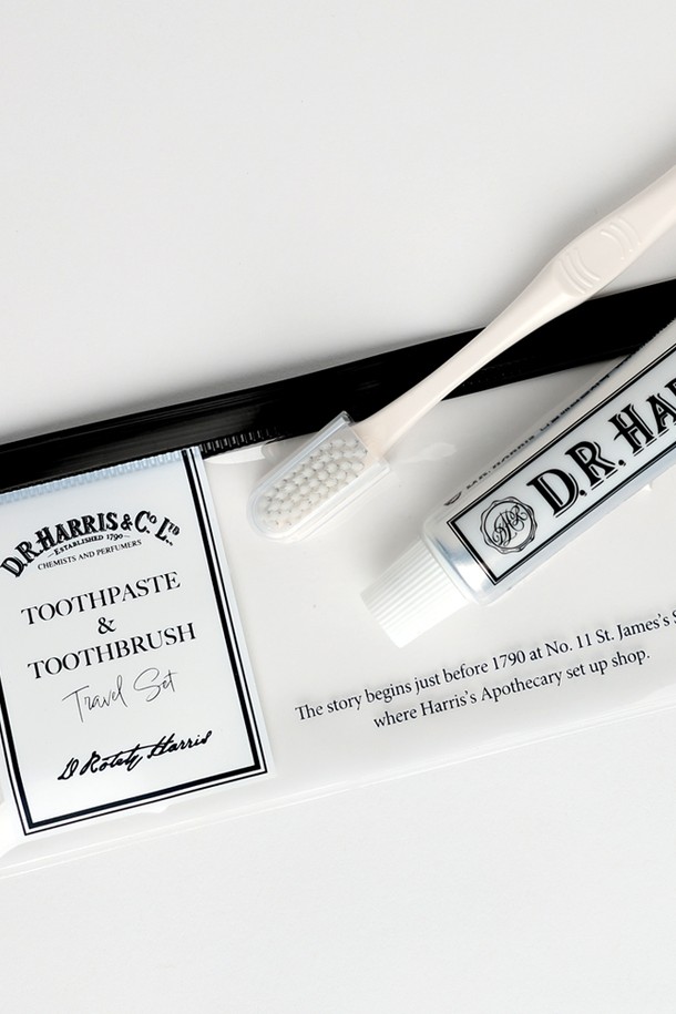 디알해리스 프리미엄 휴대용 치약&칫솔 2세트는 항균, 충치 예방, 잇몸 질환 예방, 구취 제거, 치태 제거에 효과적인 구강 위생 용품입니다. 은이온을 함유한 프리미엄 칫솔과 치약, 위생적인 위생캡, 고급 파우치로 구성되어 여행이나 기내 반입에 용이합니다. 안전성분, 피부독성 제로, 실버, 유기농 인증을 받아 안심하고 사용할 수 있습니다. 인체공학적 설계로 제작되어 사용이 편리하며, 칫솔에 적당량의 치약을 묻혀 사용하고 사용 후에는 입안을 충분히 헹구세요. 1-30도 사이의 밀폐된 공간에 보관하십시오.
