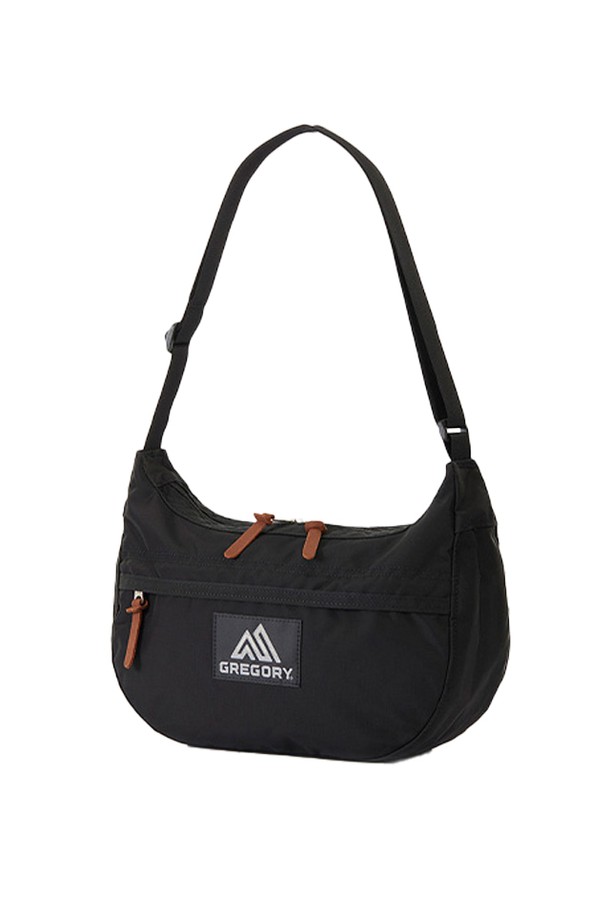 그레고리 사첼 S V2 숄더백 - BLACK (블랙)은 미니멀, 캐주얼, 클래식 스타일을 선호하는 여성들을 위한 가방입니다. 6.5L의 넉넉한 수납공간과 220g의 가벼운 무게로 일상 및 여행 시 편리하게 사용할 수 있습니다. YKK 지퍼 메인 수납공간, 앞면 및 내부 메쉬 지퍼 포켓, 뒷면 슬립 버튼 포켓 등 실용적인 수납 구성이 돋보입니다. 조절 가능한 숄더 스트랩과 보강된 바닥 라이닝으로 편안함과 내구성을 높였으며, 가죽 지퍼풀 디테일이 고급스러움을 더합니다. 항균 기능이 적용되어 위생적인 사용이 가능하며, 자전거 항균 핸들캡이 함께 제공됩니다.
