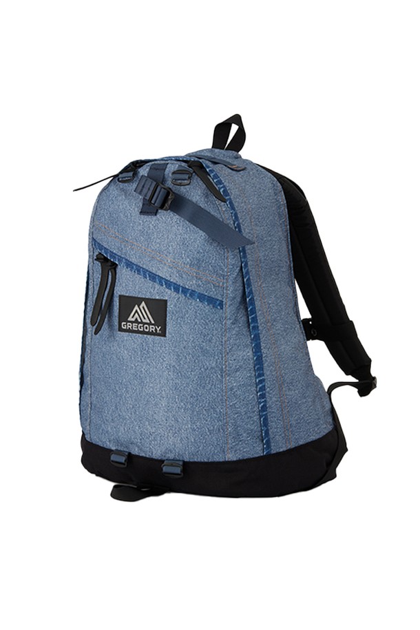 데이팩 - BLUE DENIM (09JT5024)는 남성용 미디엄 사이즈 데이팩으로, 블루 데님 컬러와 무지 패턴이 특징입니다. 나일론 소재로 제작되었으며, 가죽 지퍼풀, EVA 폼 숄더 하네스 등의 디자인 디테일이 돋보입니다. 노트북 수납, 트레킹폴 부착, 조절 가능한 가슴 스트랩, 하중분산 벨트 등의 기능과 45년 이상 유지된 시그니처 물방울 형태 디자인, YKK #10 지퍼, 보강된 바닥 패널, 메쉬 지퍼 포켓 등의 특징을 갖춰 아웃도어, 일상, 백패킹, 여행룩, 캐주얼, 고프코어, 미니멀 스타일 모두에 적합합니다.
