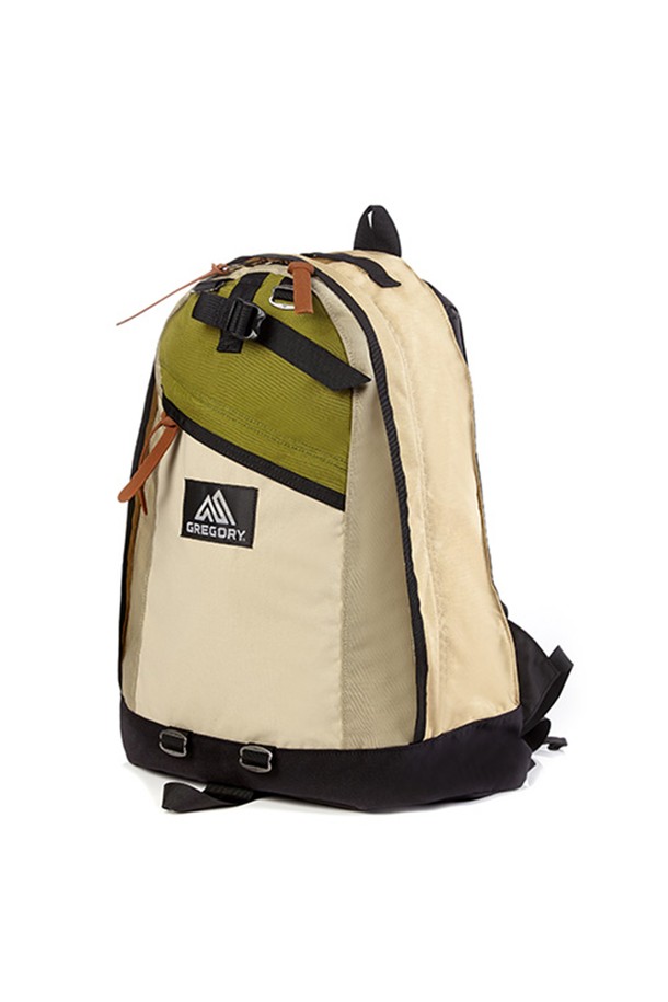 데이팩 - COLOR BLACK (09JS6024)는 남성을 위한 미디엄 사이즈의 블랙 색상 데이팩입니다. 튼튼한 나일론 소재로 제작되었으며, 무지 패턴에 가죽 지퍼풀과 EVA폼 숄더 하네스 디테일이 돋보입니다. 하이킹, 백패킹 등 아웃도어 활동에 적합하며, 트레킹폴 부착 스트랩, 조절 가능한 체스트 스트랩, 하중 분산 벨트, 숨김 벨트 등의 기능을 갖추었습니다. 티어드롭 형태에 26L 용량으로, 상단 손잡이, 전면 지퍼 포켓, 메쉬 지퍼 포켓, 문서용 내부 슬리브 포켓, 보강된 바닥 원단 등 실용적인 특징을 더했습니다. 등산룩, 캠핑룩, 여행룩, 고프코어, 캐주얼, 미니멀 스타일을 즐기는 고객에게 추천하는 데이팩입니다.
