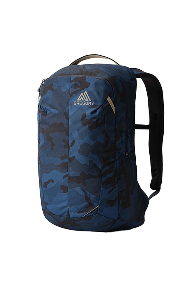 레트나 20 백팩 - DUSK CAMO (40J31017)는 20L 용량의 미디엄 사이즈 백팩으로, 네이비와 블루 컬러의 카모 패턴이 특징인 남성용 가방입니다. 방수, 통기 기능과 함께 노트북 및 태블릿 수납공간, 메쉬 포켓, 반사 디테일, 이중 손잡이, 가슴 스트랩 등 다양한 기능이 돋보이며, 일상 및 하이킹, 등산룩, 여행룩과 캐주얼, 고프코어, 스포티 스타일에 적합합니다. 폴리에스테르와 나일론 소재를 사용하여 내구성을 높였으며, 고밀도 폼 백패널과 메쉬 숄더 하네스로 편안한 착용감을 제공합니다.
