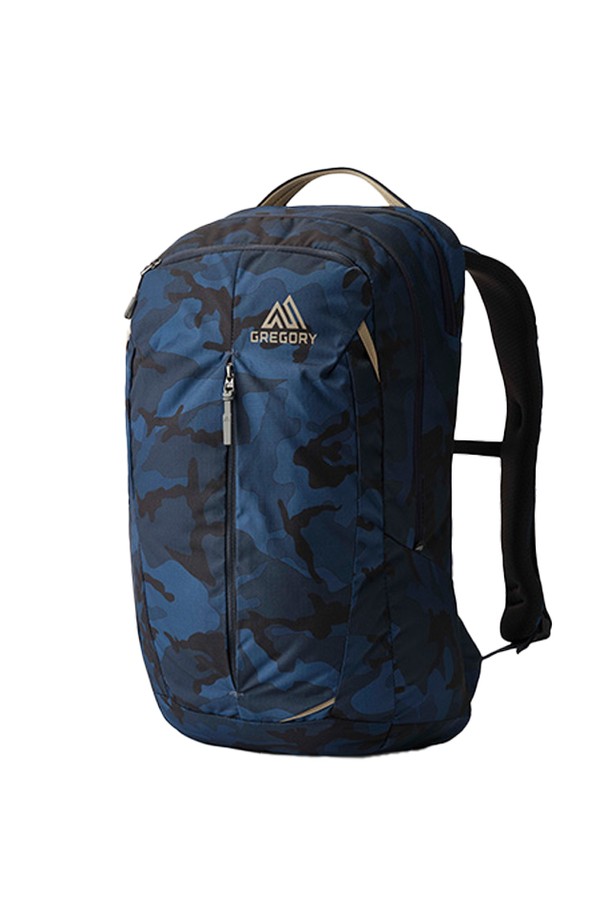 레트나 25 백팩 - DUSK CAMO (40J31018)는 네이비와 블랙 컬러의 카모 패턴이 특징인 남성용 백팩입니다. 25L의 미디엄 사이즈로, 폴리에스테르와 나일론 소재를 사용하여 내구성을 높였으며, 노트북 수납, 물병 포켓, 반사 기능, 에어메쉬 등 다양한 기능을 갖추었습니다. 사각 형태의 디자인에 고밀도 폼 백패널, 제거 가능한 가슴 스트랩, 내부 메쉬 포켓, 상단 손잡이, 지퍼형 잠금 방식을 적용하여 일상 및 아웃도어 활동에 적합합니다.
