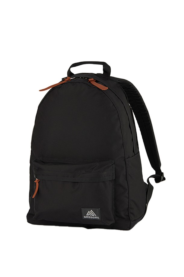 릴렉스데이 백팩 - BLACK (09J29452)는 일상 및 여행에 적합한 남성용 미디엄 사이즈 백팩입니다. 내구성이 뛰어난 블랙 컬러의 나일론 소재에 가죽 디테일이 더해져 미니멀, 클래식, 캐주얼 스타일을 연출합니다. 노트북 수납, 보틀 포켓, 다양한 수납공간(외부 2개/내부 2개), 키홀더, 그리고 인체공학적 설계를 통해 실용성을 높였으며, 평생 보증 혜택을 제공합니다.
