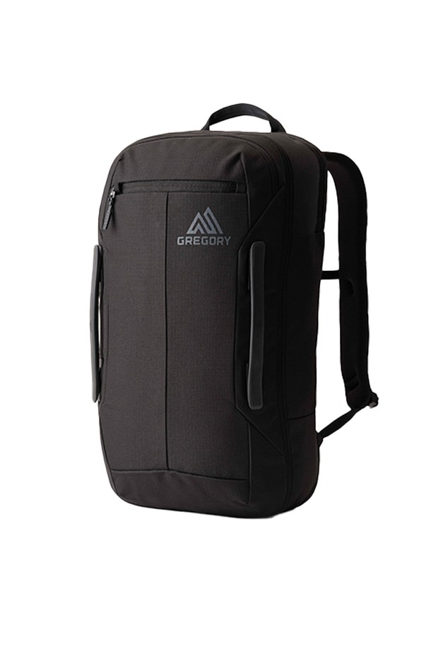 블랙 색상의 보더 백팩 30 (41J49020)은 30L 라지 사이즈로, 여행과 일상 모두에 적합한 남성용 백팩입니다. 튼튼한 폴리에스테르 소재에 생활 방수 기능을 더하고, 노트북 수납, 분리형 수납공간, 메쉬 물병 포켓, 에어쿠션 등판, AirTag 홀더 등 다양한 기능을 갖춰 실용성을 높였습니다. 미니멀, 캐주얼, 시티보이 스타일의 여행룩에 잘 어울리는 사각 백팩으로, 가슴 스트랩과 손잡이, 사이즈 조절 기능으로 편안한 착용감을 제공합니다.
