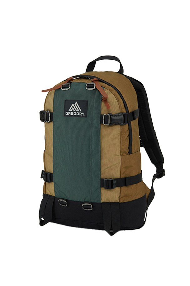 올데이 V2.1 - LOG CABIN KHAKI (09JT3243)는 남성용 백팩으로, 미디엄 사이즈의 카키색 무지 디자인이 특징입니다. 방수 및 통기 기능, 경량 나일론 소재, 버클 및 가죽 지퍼풀 디테일로 캐주얼, 미니멀, 고프코어 스타일을 연출하며 여행룩에 적합합니다. 상단 손잡이, 측면 압축 스트랩, EVA 폼 어깨 하네스, 다양한 수납 공간(노트북/태블릿, 내부 메쉬 지퍼 포켓, 전면 지퍼 포켓, 양쪽 물병 포켓 등)과 숨겨지는 힙벨트 등 실용적인 기능으로 일상, 여행, 하이킹 등 다용도로 활용 가능합니다.
