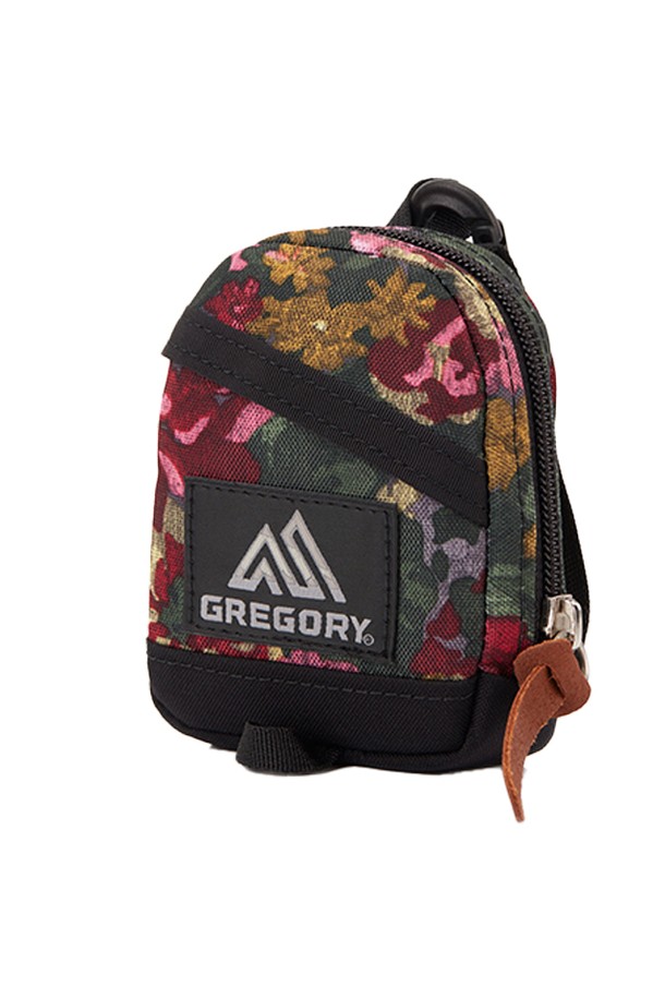 미니 데이팩 파우치 - GARDEN TAPESTRY (07J12310)는 플라워 패턴의 나일론 소재로 제작되어 캐주얼, 미니멀, 걸리시 스타일을 연출합니다. 블랙, 핑크, 브라운 컬러로 출시되었으며, 가죽 디테일과 카라비너 장식이 돋보이는 사각 디자인의 파우치입니다. 데이팩 디자인을 기반으로 외부 포켓 1개와 내부 키 고리가 있어 동네 마실룩, 데이트룩에 유용하게 사용 가능하며, 높은 내구성을 자랑합니다.
