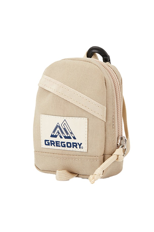 미니 데이팩 파우치 - SAND BEIGE (07JA8310)는 나일론 소재의 샌드베이지 색상 파우치입니다. 캐주얼하고 미니멀한 스타일로, 일상 및 아웃도어 활동 모두에 적합하며, 동네 마실룩이나 산책룩에 잘 어울립니다. 사각 모양에 가죽 풀탭과 카라비너 디자인 장식이 더해졌으며, 외부 포켓 1개와 내부 키 고리가 있어 실용성을 높였습니다.
