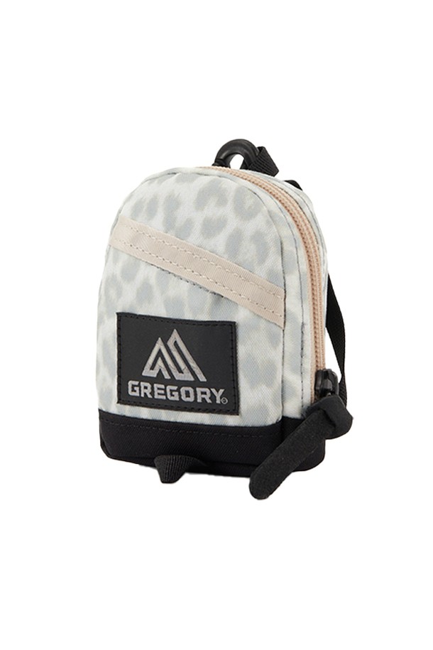 미니 데이팩 파우치 - SNOW LEOPARD (07JS7310)는 가볍고 수납력이 뛰어난 여성용 파우치입니다. 나일론 소재의 사각 모양에 스노우 레오파드 패턴이 돋보이며, 가죽 풀탭과 카라비너 디자인 장식으로 포인트를 더했습니다. 일상 및 아웃도어 활동에 적합하며, 키홀더 포켓과 외부 포켓 1개, 지퍼형 잠금 방식으로 실용성을 높였습니다.
