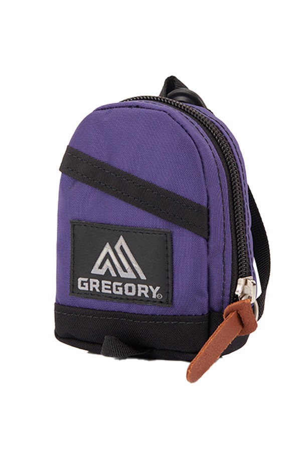 미니 데이팩 파우치 - ULTRAVIOLET (07J80310)는 데이팩 디자인을 기반으로 한 아웃도어 감성의 라이프스타일 액세서리입니다. 나일론 소재에 울트라바이올렛 컬러의 사각 디자인으로, 가죽 풀탭과 카라비너, 로고 패턴이 돋보입니다. 키홀더와 외부 포켓 1개가 있으며, 일상, 산책룩, 여행룩 등 다양한 TPO에 캐주얼, 미니멀, 고프코어 스타일로 활용하기 좋습니다.
